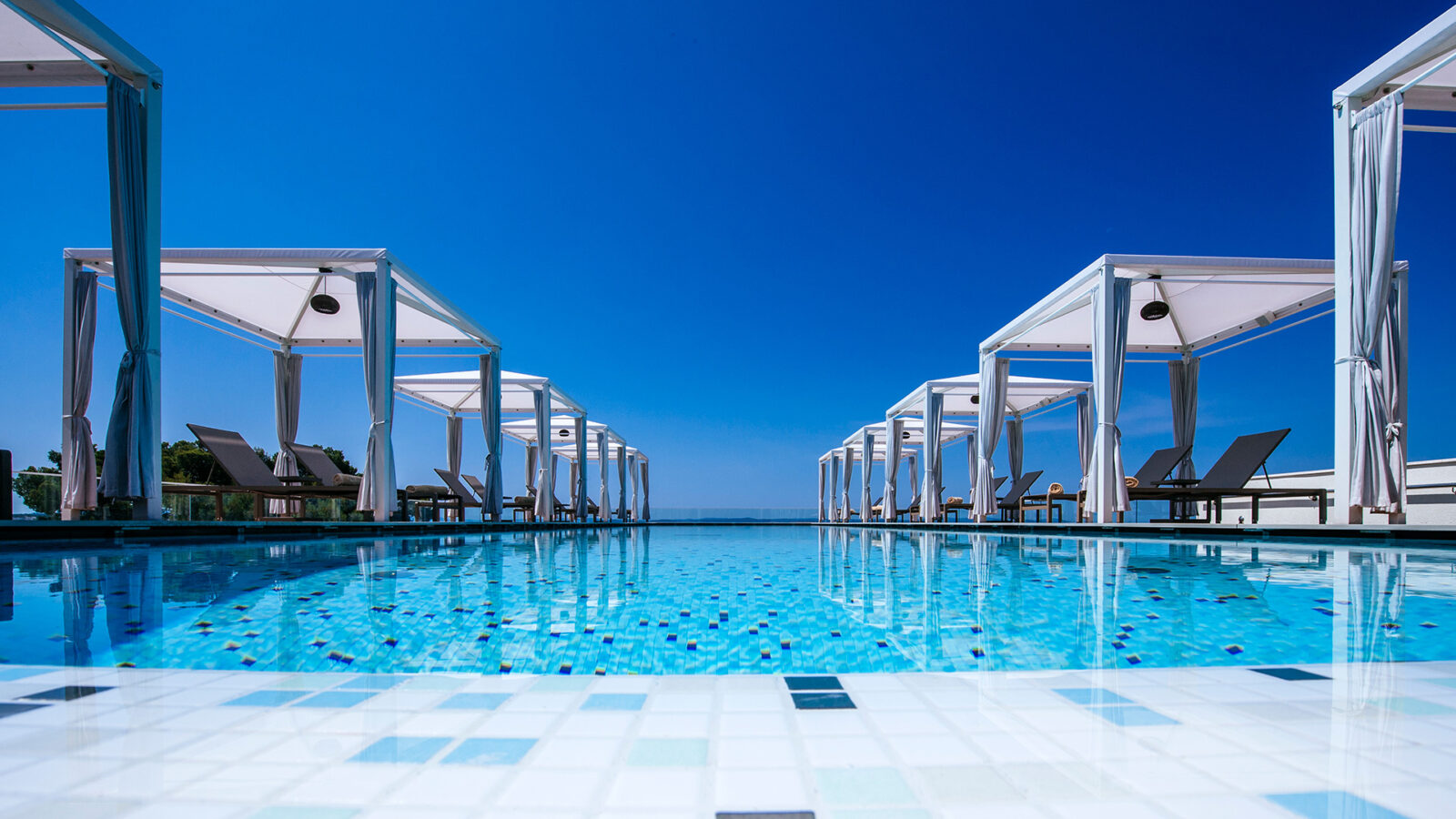 Terrace_pool_lounge_Ventula