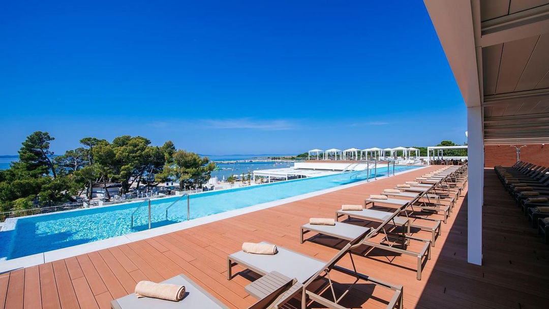 Ventula-top floor_Pool-Lounge